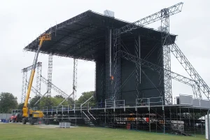 Construction_of_main_stage_at_Isle_of_Wight_festival